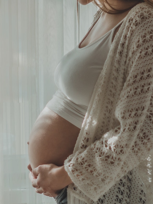 L'été avec la bosse de bébé. Gagner la chaleur et rester en bonne santé