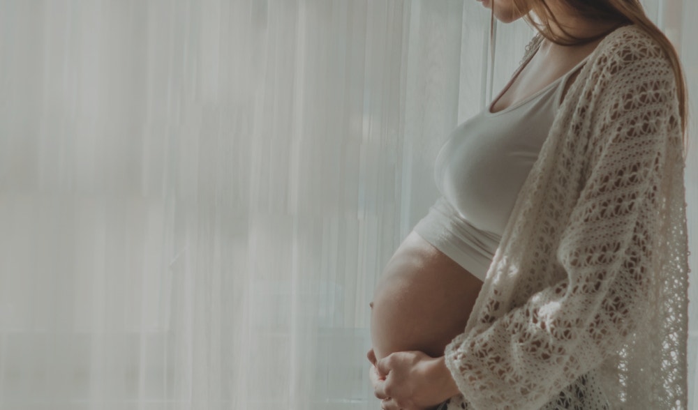 L'été avec la bosse de bébé. Gagner la chaleur et rester en bonne santé